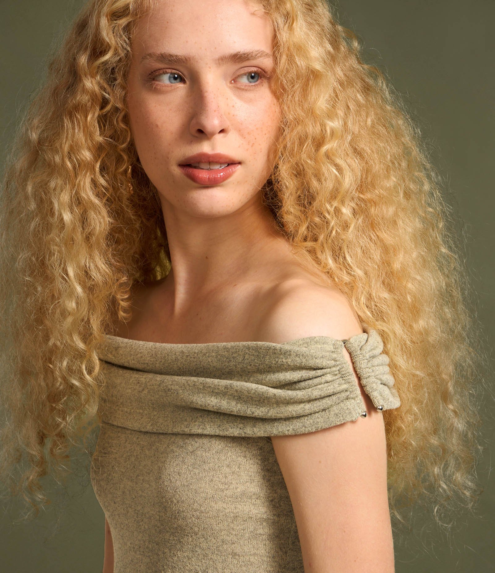 Blusa em Tricô com Pala Virada e Aviamento Lateral Amarelo Mescla 5