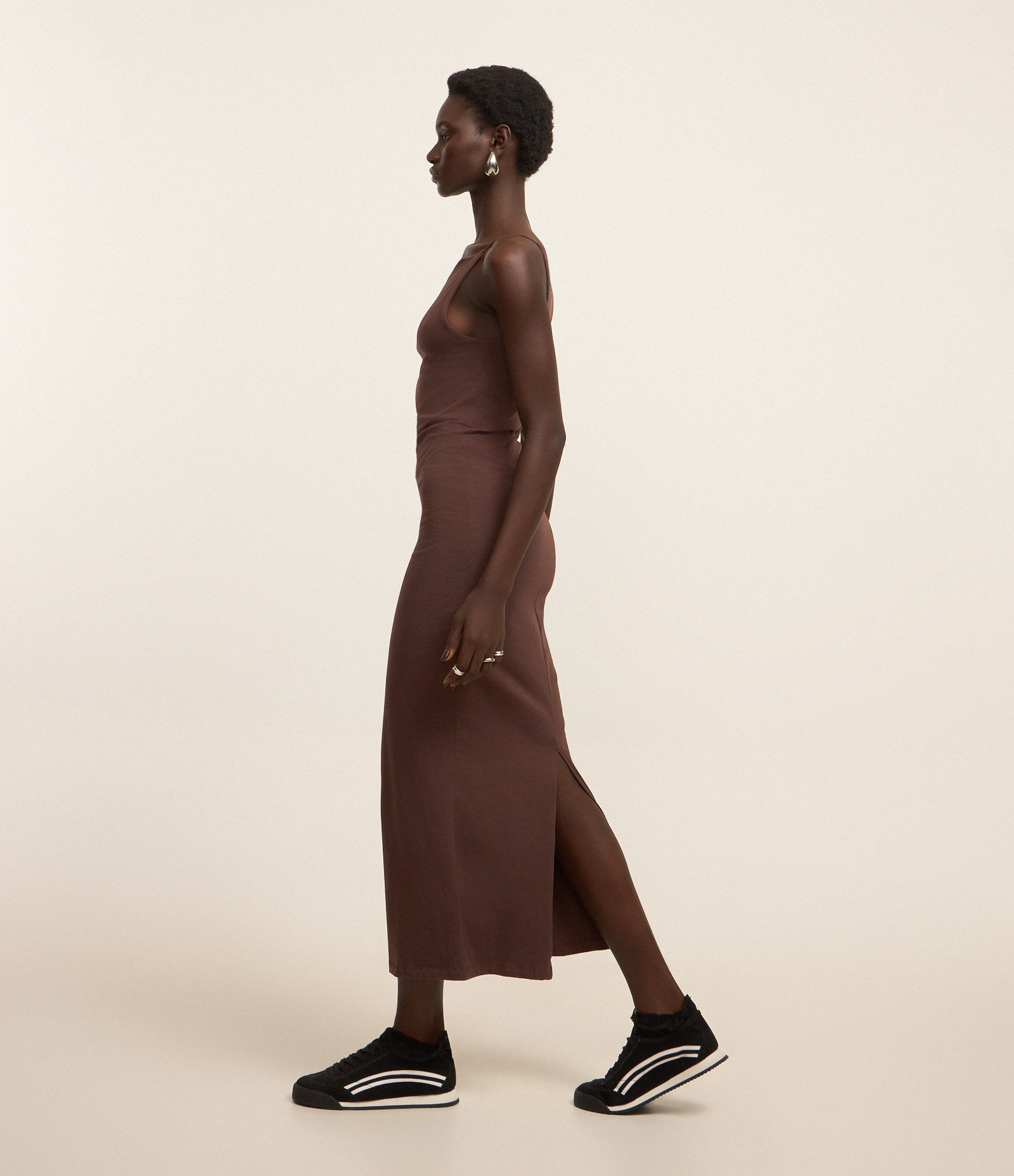 Vestido Midi com Alças Finas e Fenda Marrom 1