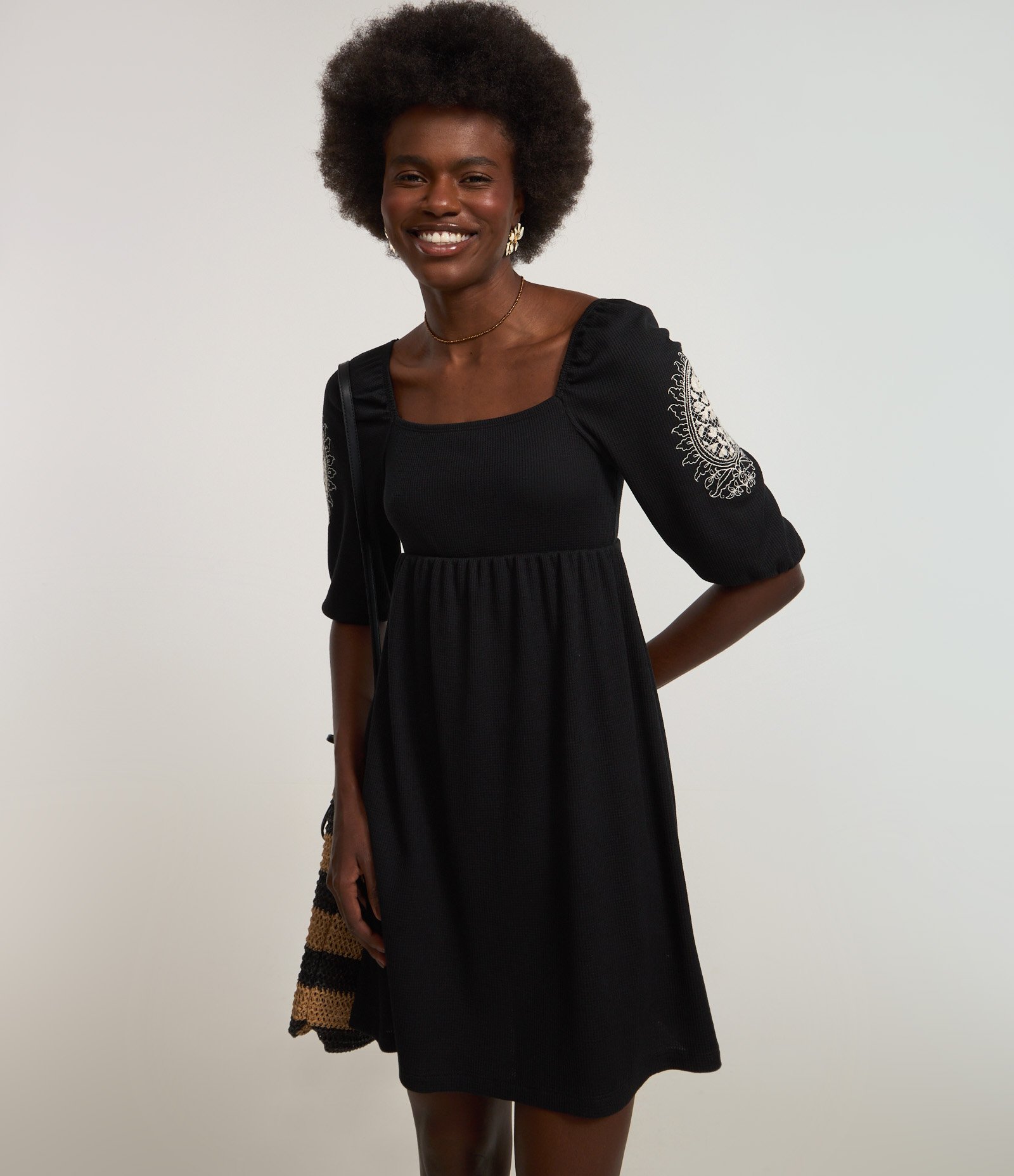 Vestido Curto Texturizado com Bordado Floral Preto 1