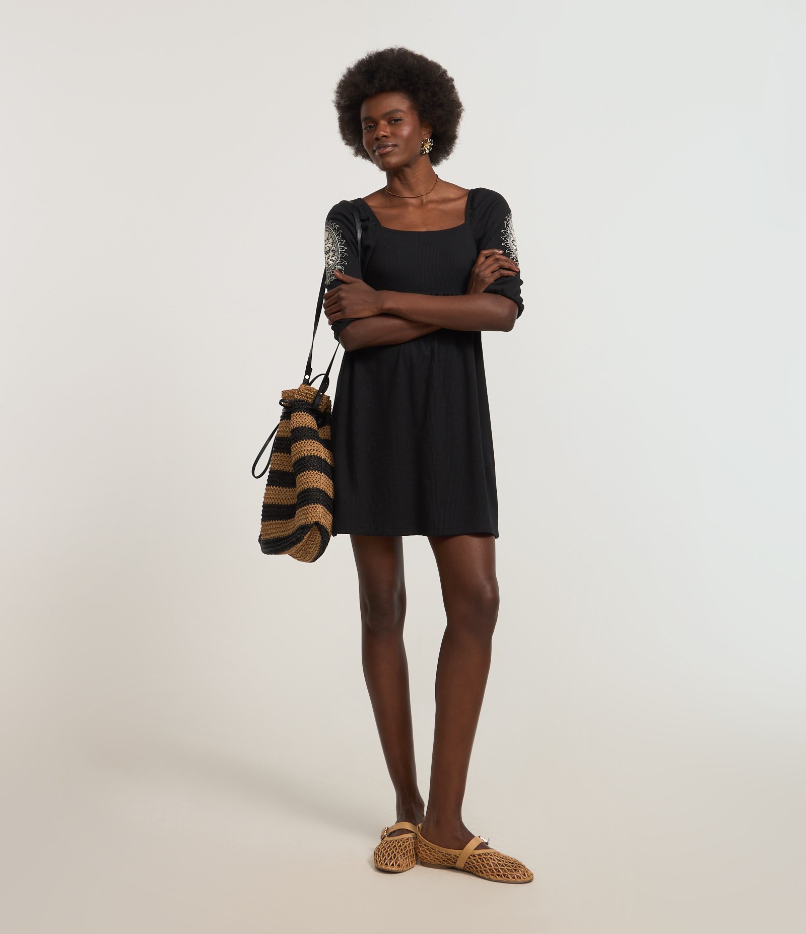 Vestido Curto Texturizado com Bordado Floral Preto 2