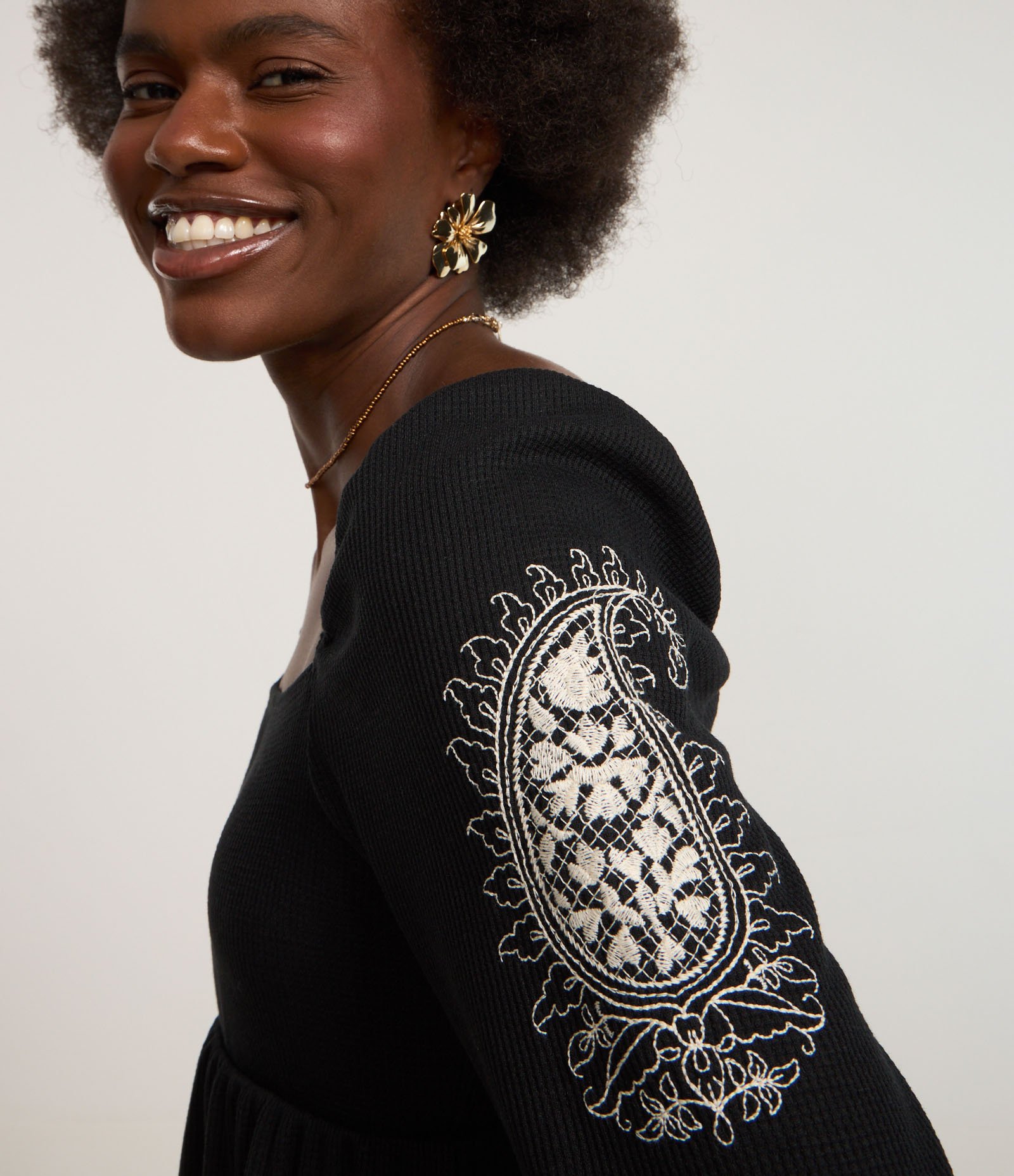 Vestido Curto Texturizado com Bordado Floral Preto 3