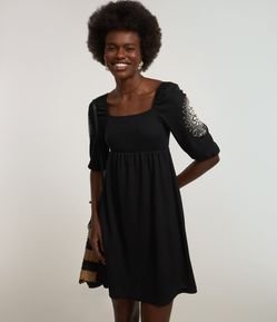 Vestido Curto Texturizado com Bordado Floral