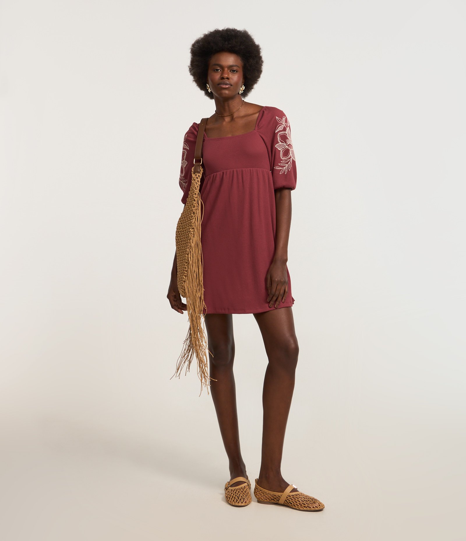 Vestido Evasê Curto Texturizado com Bordadp Floral Bordô 1