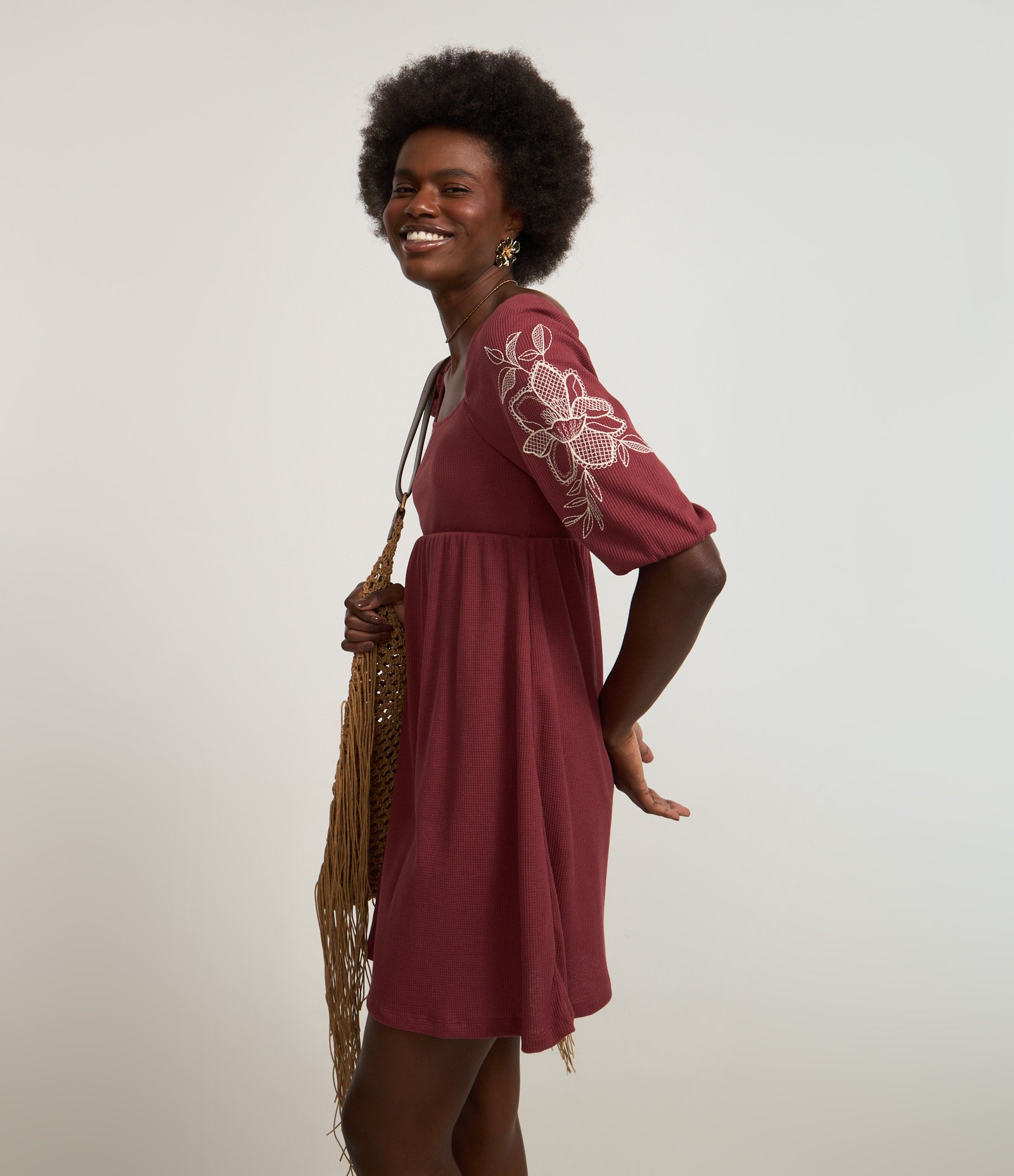Vestido Evasê Curto Texturizado com Bordadp Floral Bordô 2