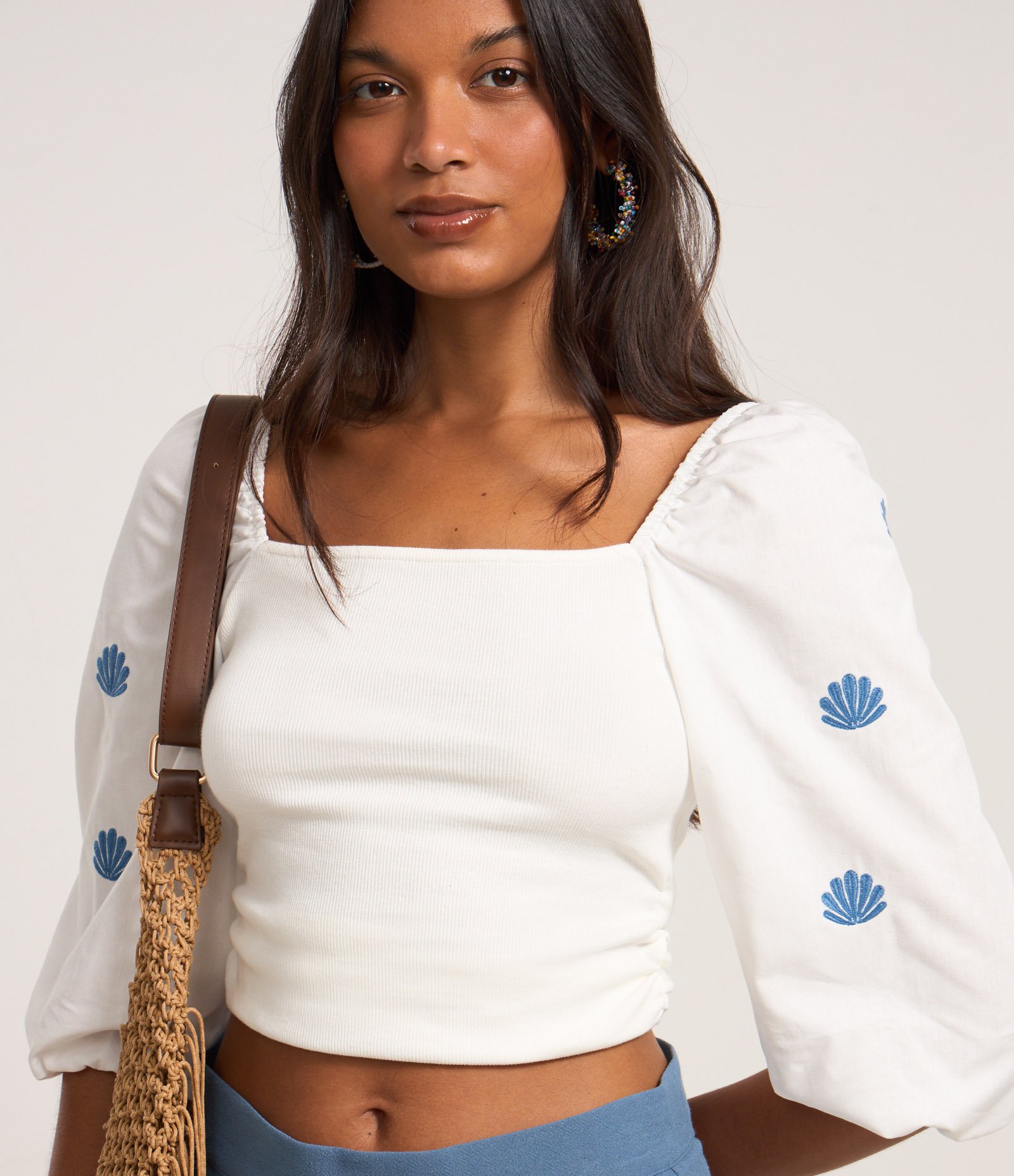 Blusa em Ribana com Manga Bufante e Bordado de Concha Branco 1