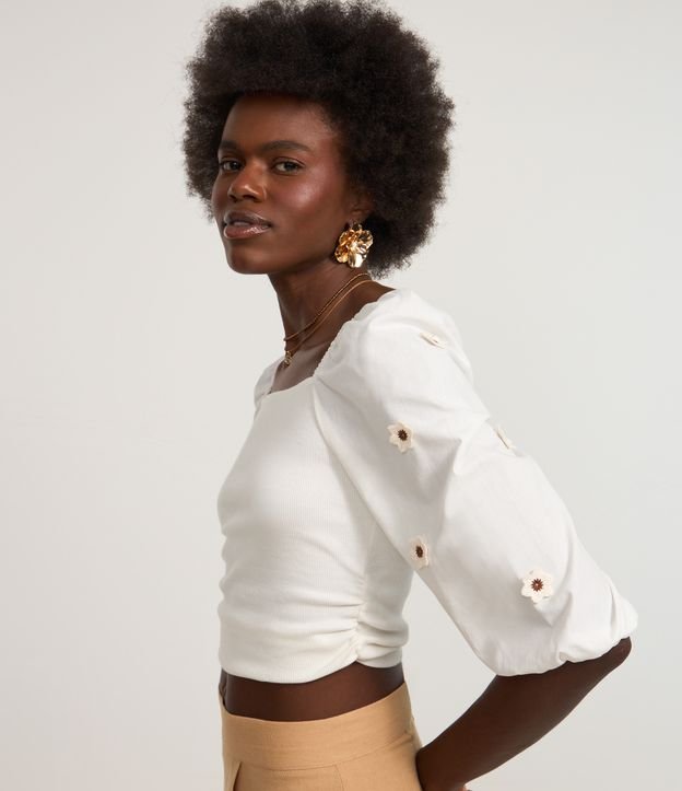 Blusa Cropped em Ribana com Margaridas 3D na Manga