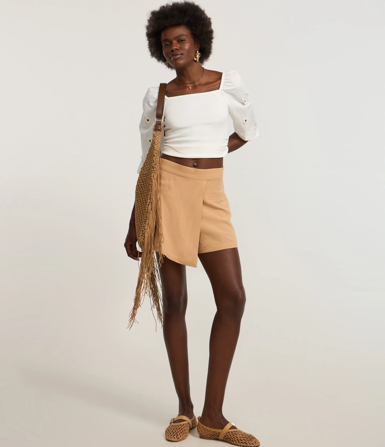 Blusa Cropped em Ribana com Margaridas 3D na Manga Branco 2