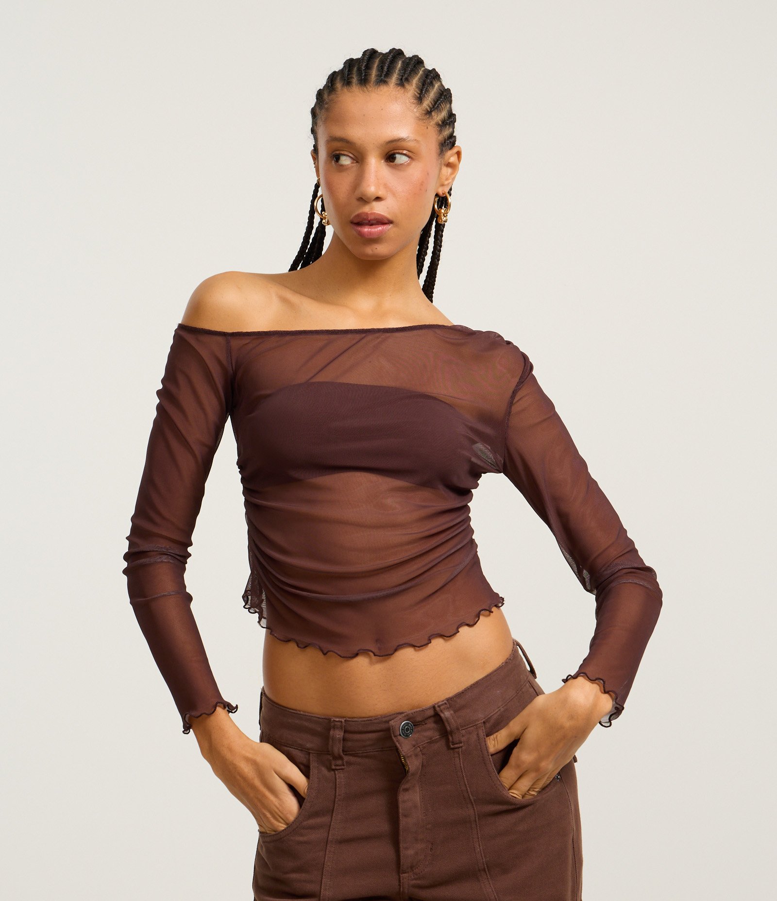 Blusa em Tule Sobreposta com Ombro Assimétrico Marrom 1