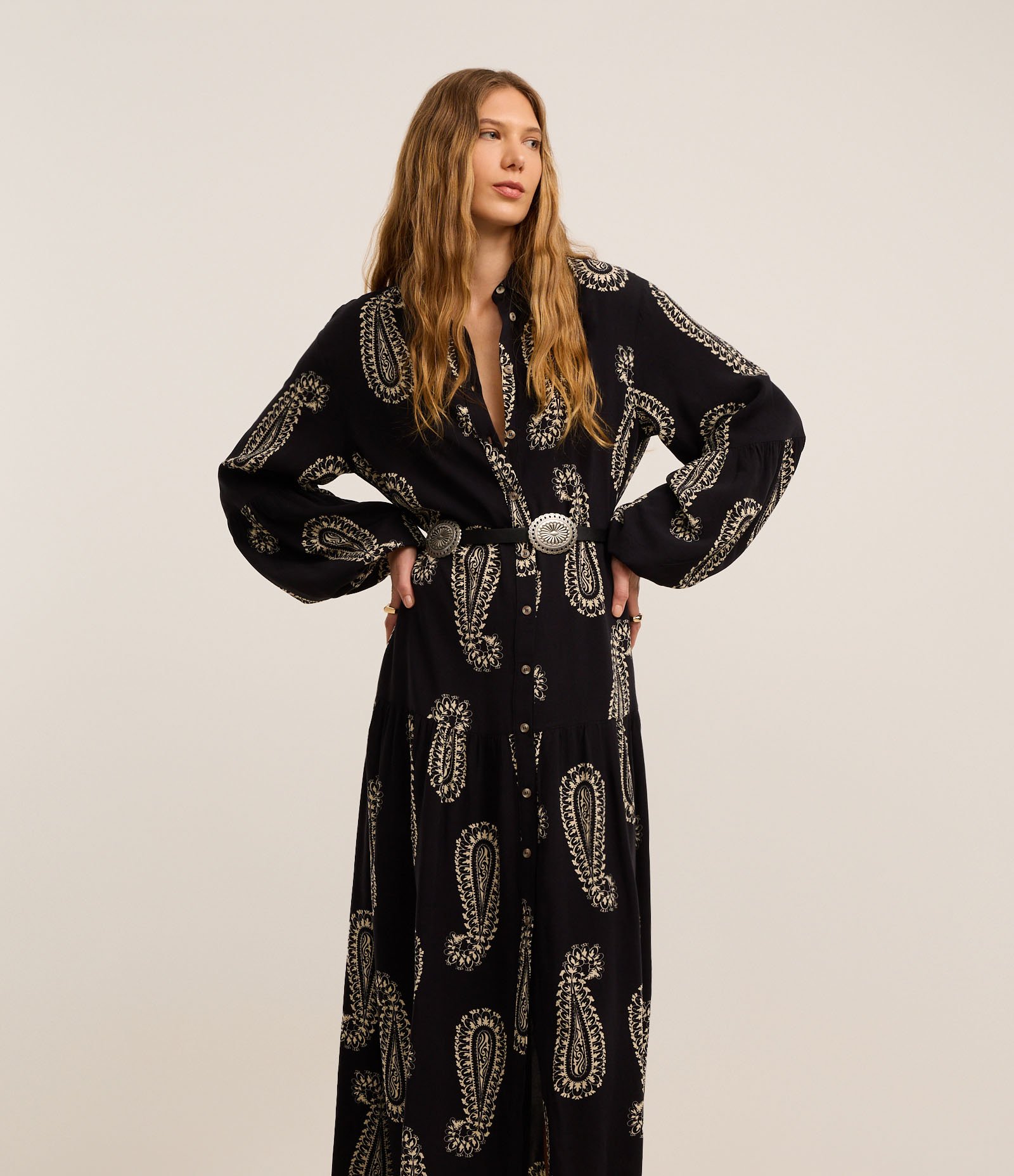 Vestido Chemise em Viscose com Botões e Estampa Paisley Preto 2