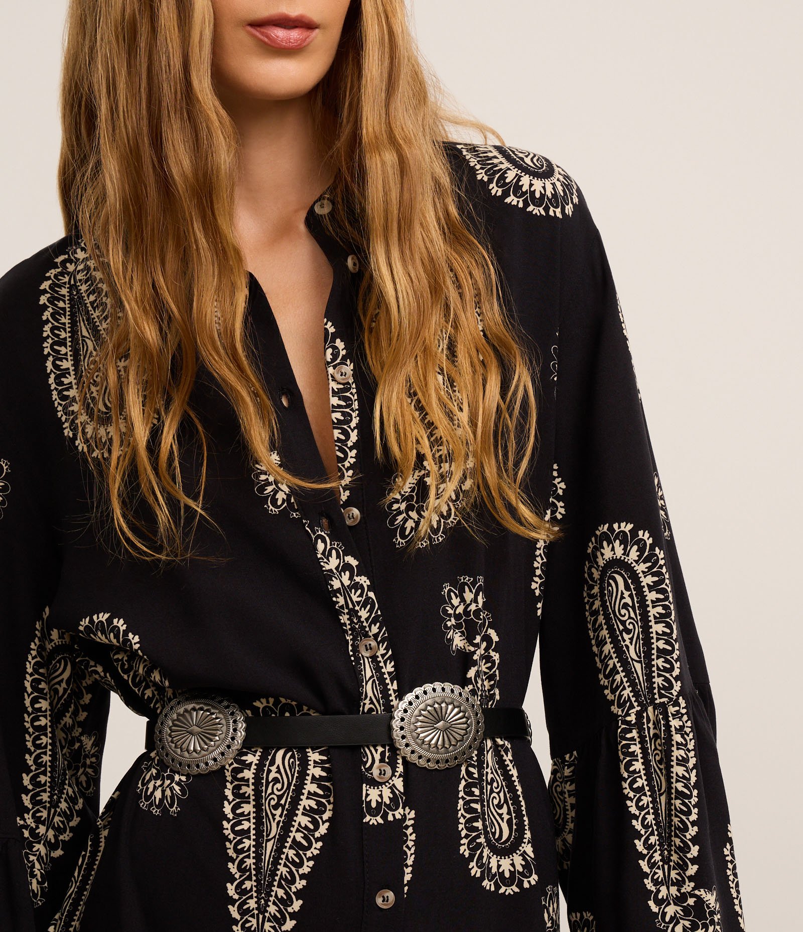 Vestido Chemise em Viscose com Botões e Estampa Paisley Preto 3