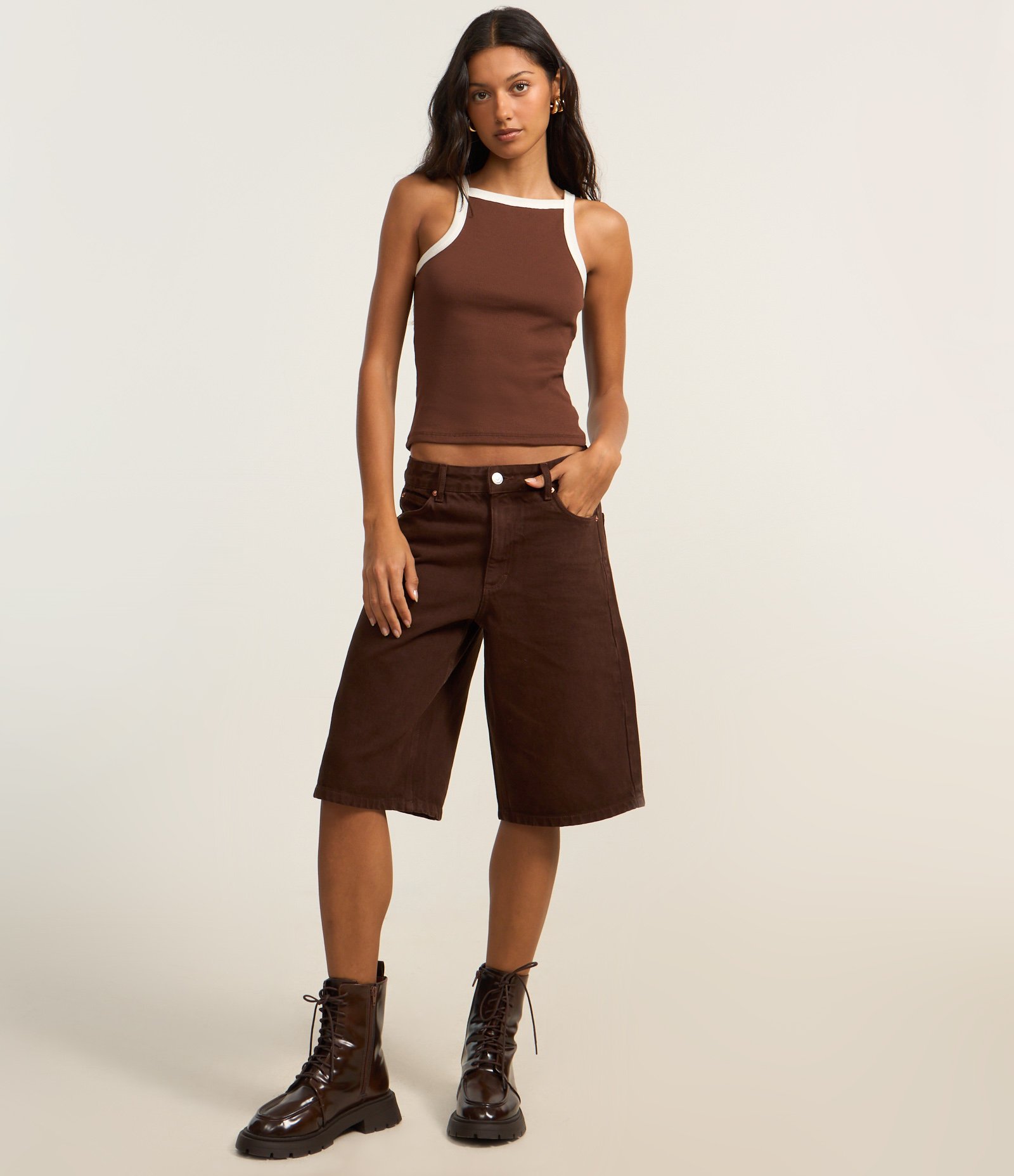 Regata em Ribana com Decote Halter e Viés Contrastante Marrom 2