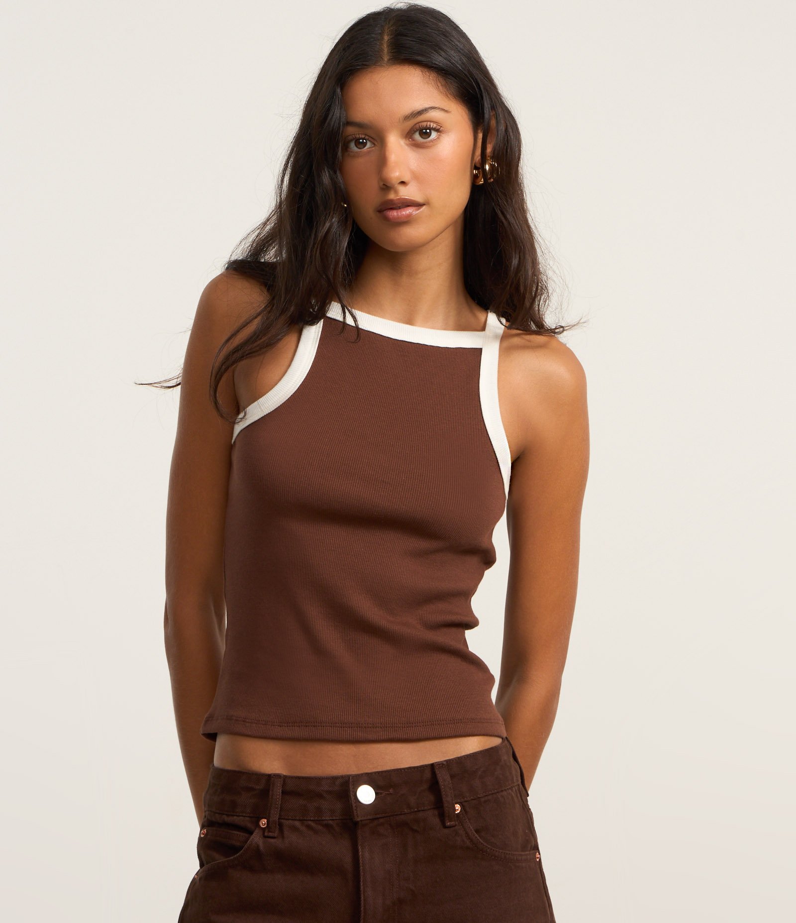 Regata em Ribana com Decote Halter e Viés Contrastante Marrom 3
