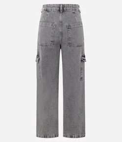Calça Reta Comfort em Jeans com Bolsos Cargo