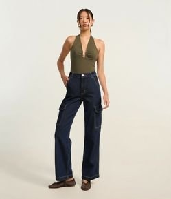 Calça Reta Comfort em Jeans com Bolsos Cargo e Cintura Alta