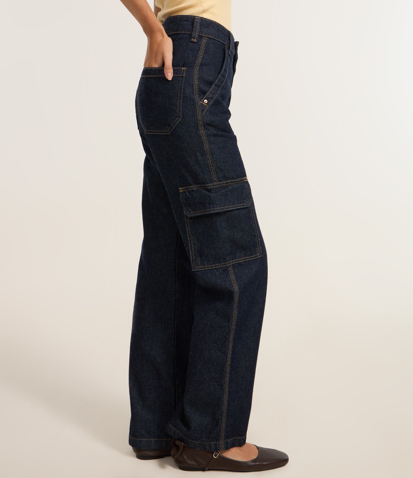 Calça Reta Comfort em Jeans com Bolsos Cargo Marinho Escuro 5