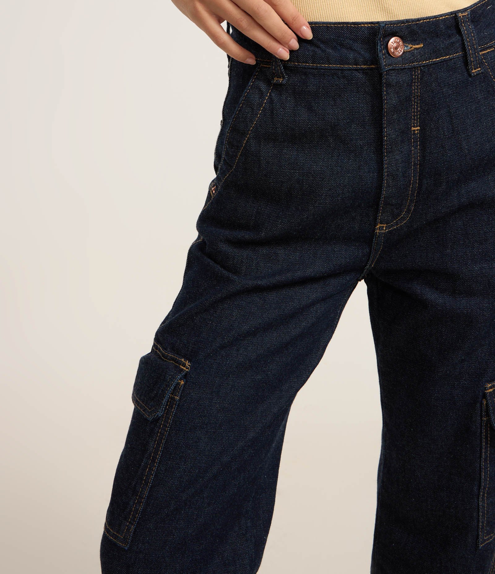 Calça Reta Comfort em Jeans com Bolsos Cargo Marinho Escuro 6