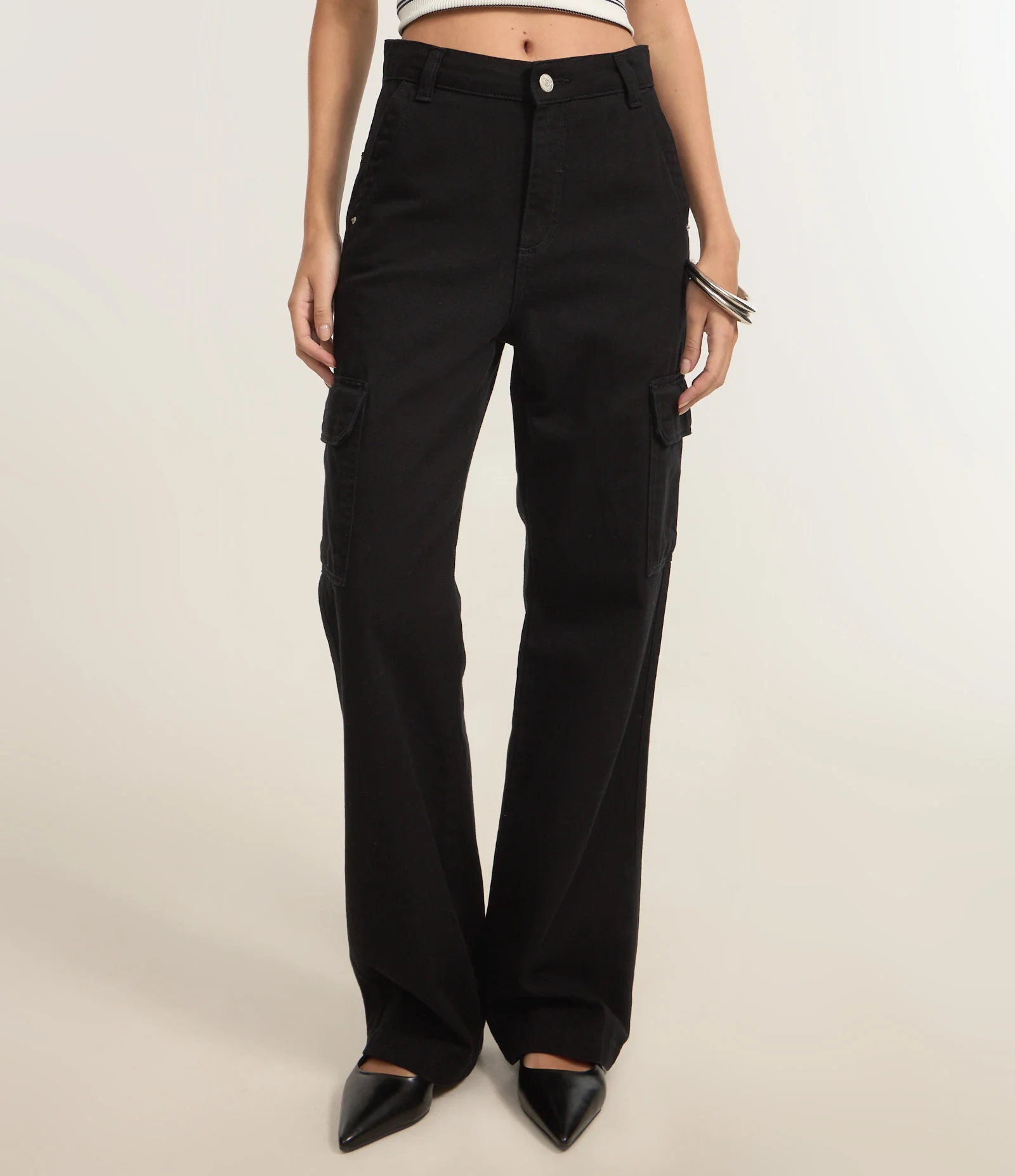 Calça Reta Comfort em Sarja com Cintura alta e Bolsos Cargo Preto 4