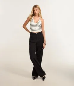 Calça Reta Comfort em Sarja com Cintura alta e Bolsos Cargo