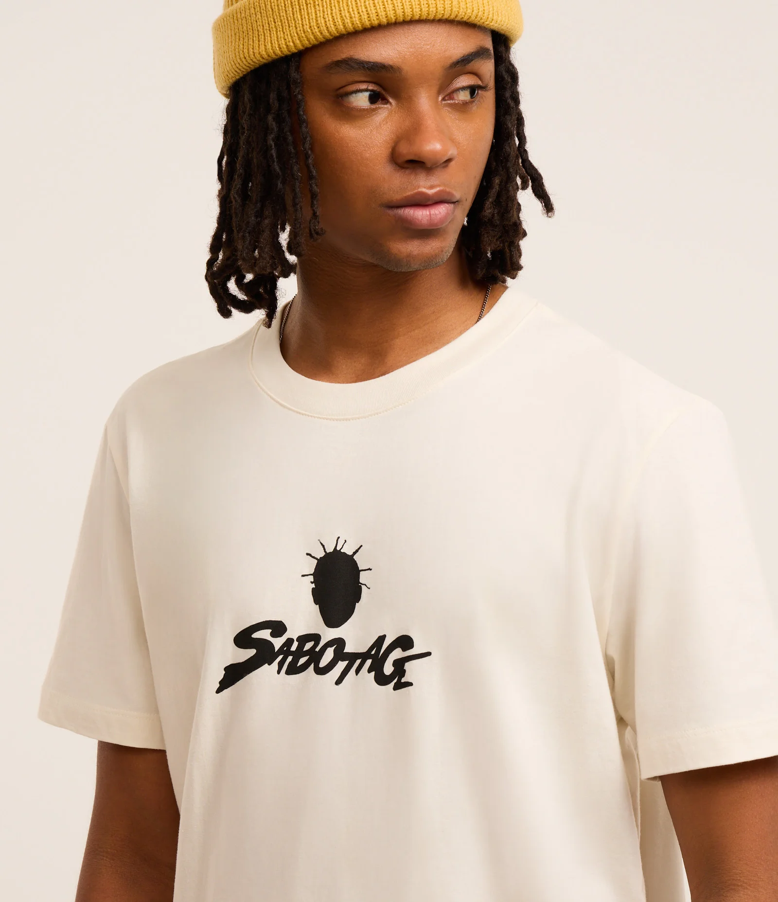 Camiseta Comfort em Algodão com Estampa Lettering Sabotage Bege 4