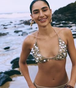 Biquíni Top Triangulo Fixo de Efeito Crochê com Medalhas de Madrepérola