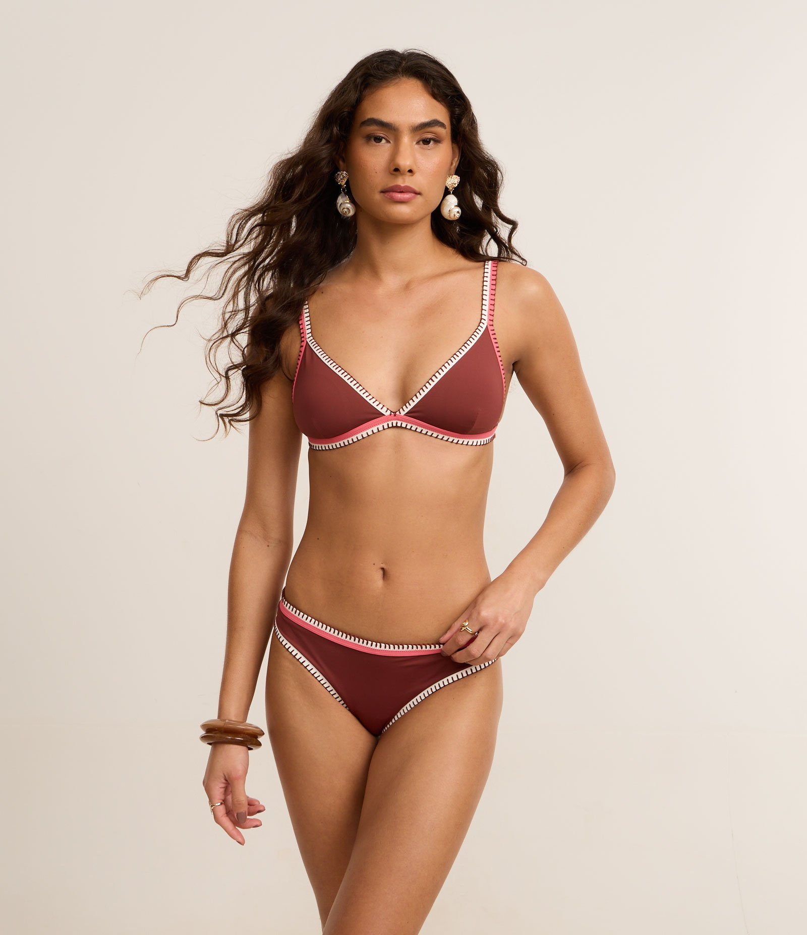 Biquíni Top Triangulo Fixo com Viés e Pesponto Contrastantes Marrom 2