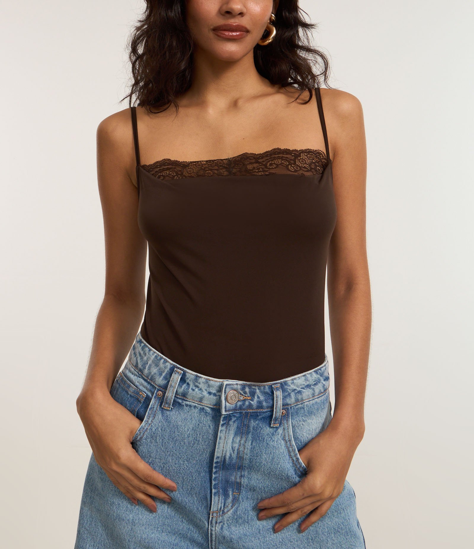 Body com Elastano Decote Degagê e Detalhe em Renda Marrom 3