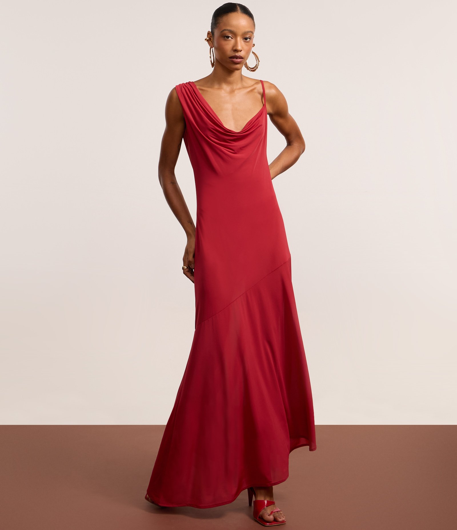 Vestido New Midi com Alça Diferenciada e Decote Degagê Vermelho 1