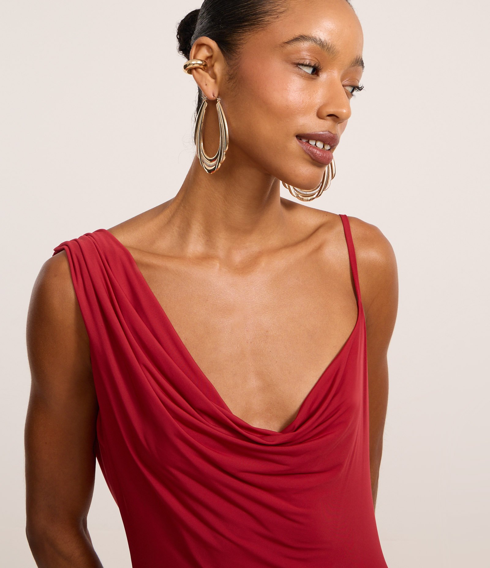 Vestido New Midi com Alça Diferenciada e Decote Degagê Vermelho 4