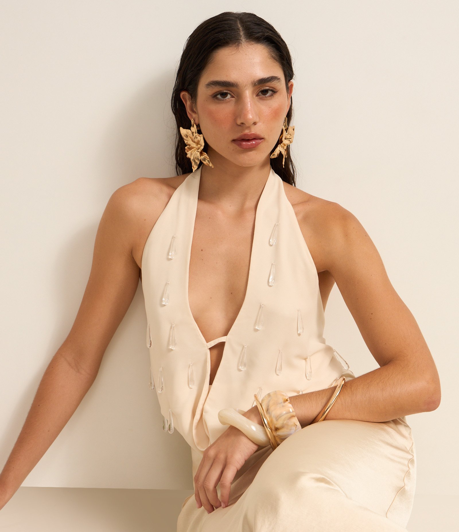 Blusa Frente Única Regular em Crepe com Decote Degagê e Aplicações de Pedras Bege 2