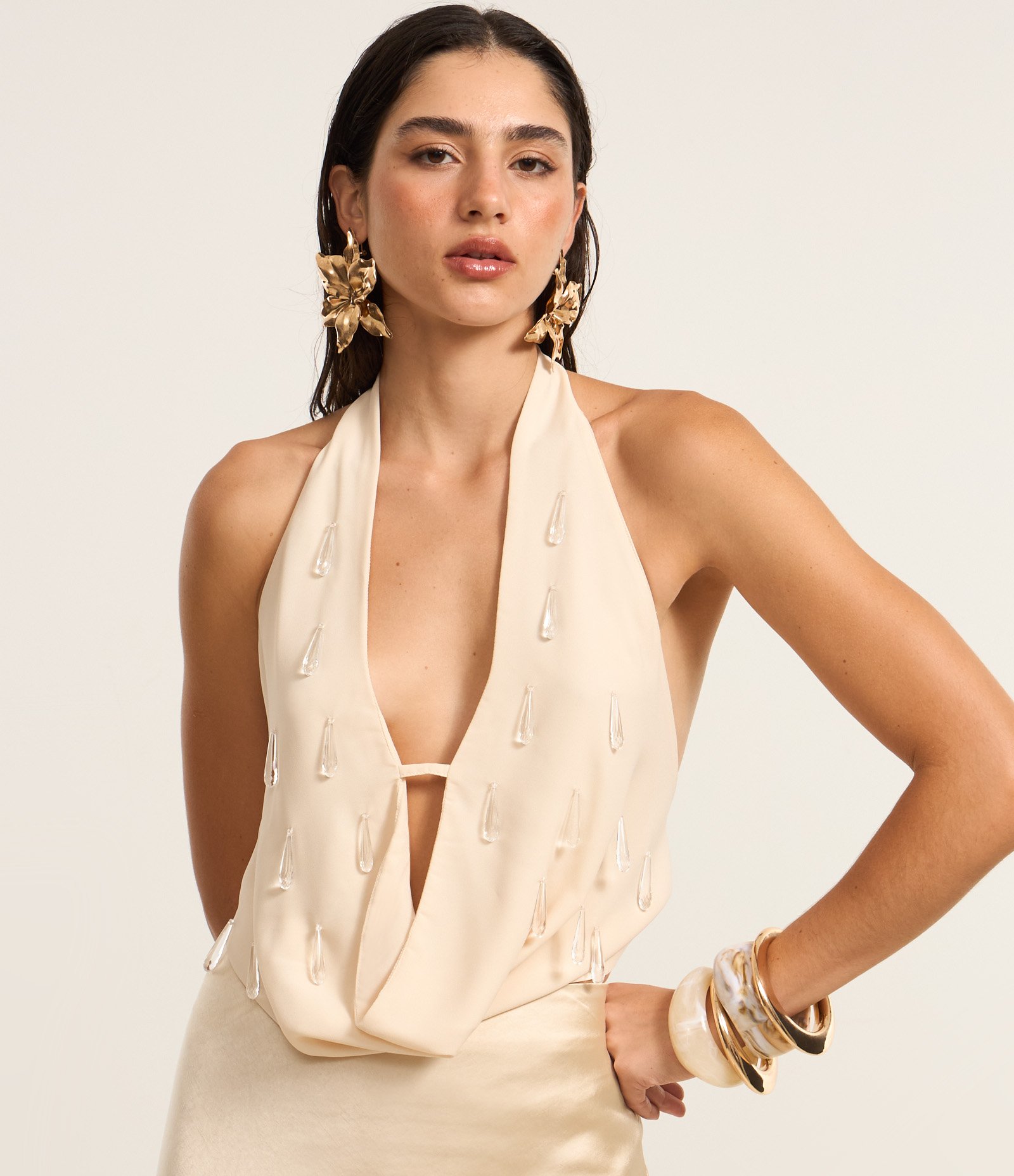 Blusa Frente Única Regular em Crepe com Decote Degagê e Aplicações de Pedras Bege 4