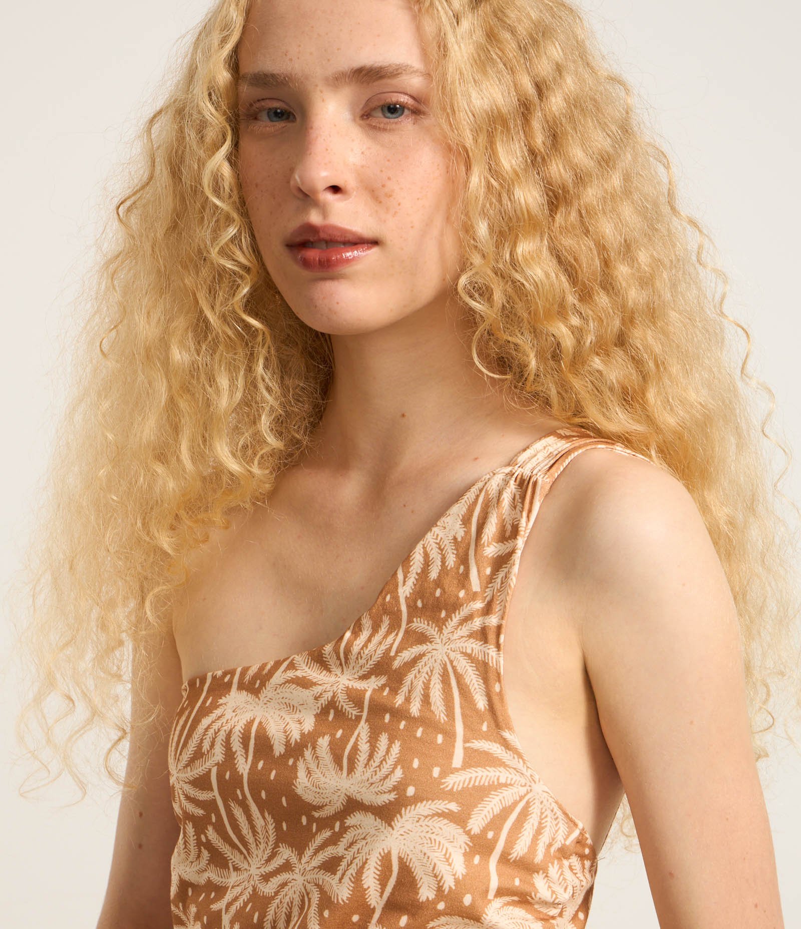 Macacão Wide Leg em Algodão com Ombro Só e Estampa Coqueiros Marrom 3