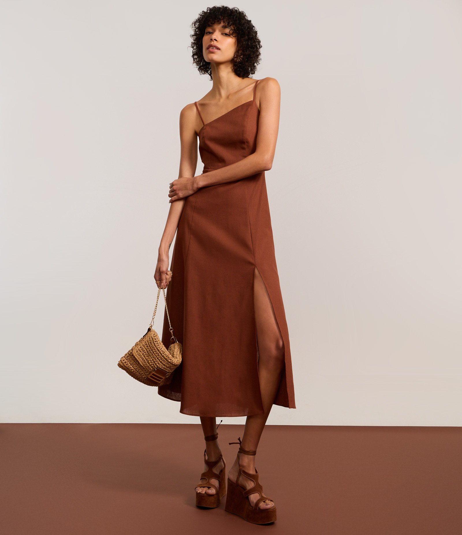 Vestido Longo em Viscose e Linho com Decote Assimétrico Marrom 5