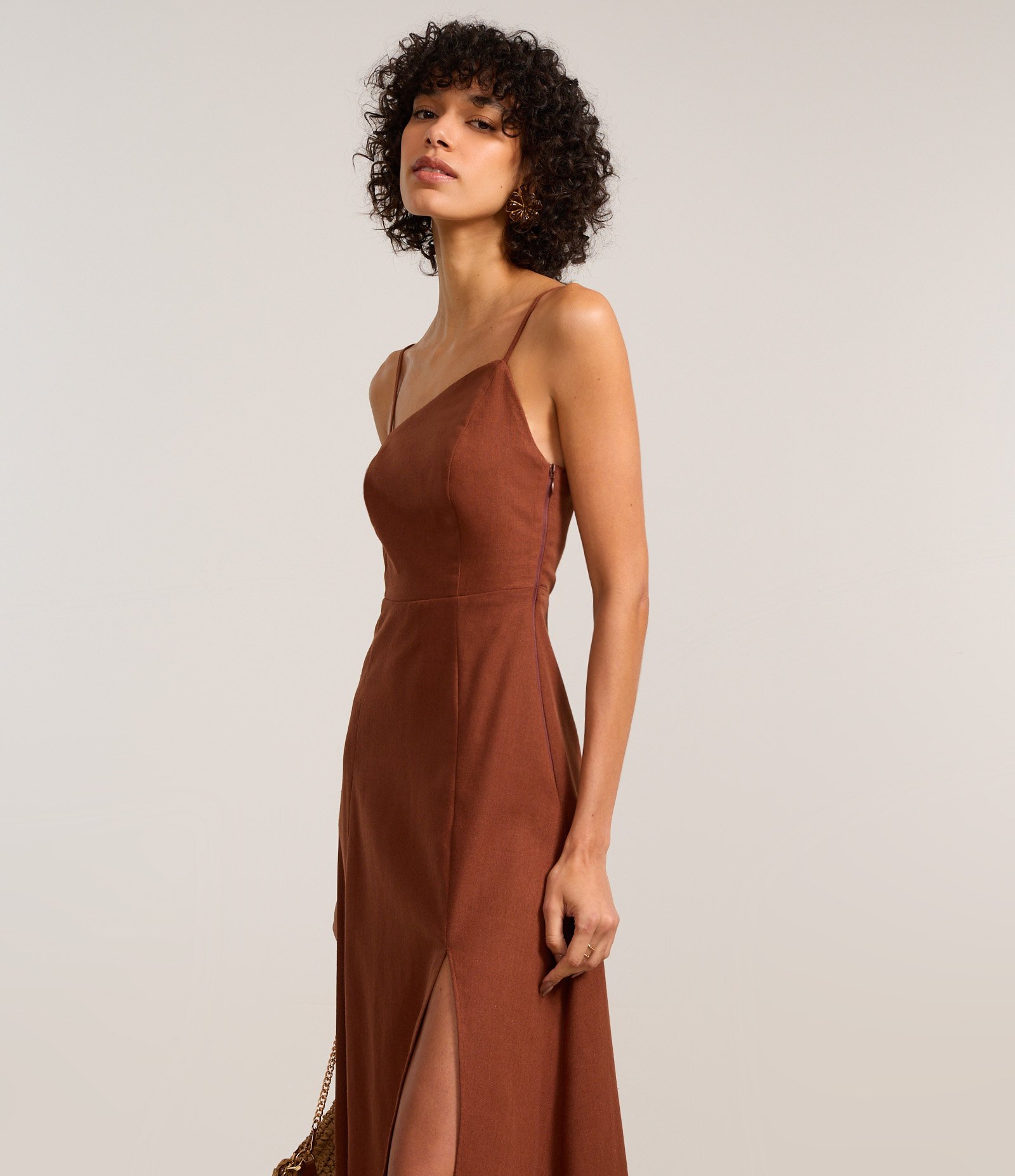 Vestido Longo em Viscose e Linho com Decote Assimétrico Marrom 2