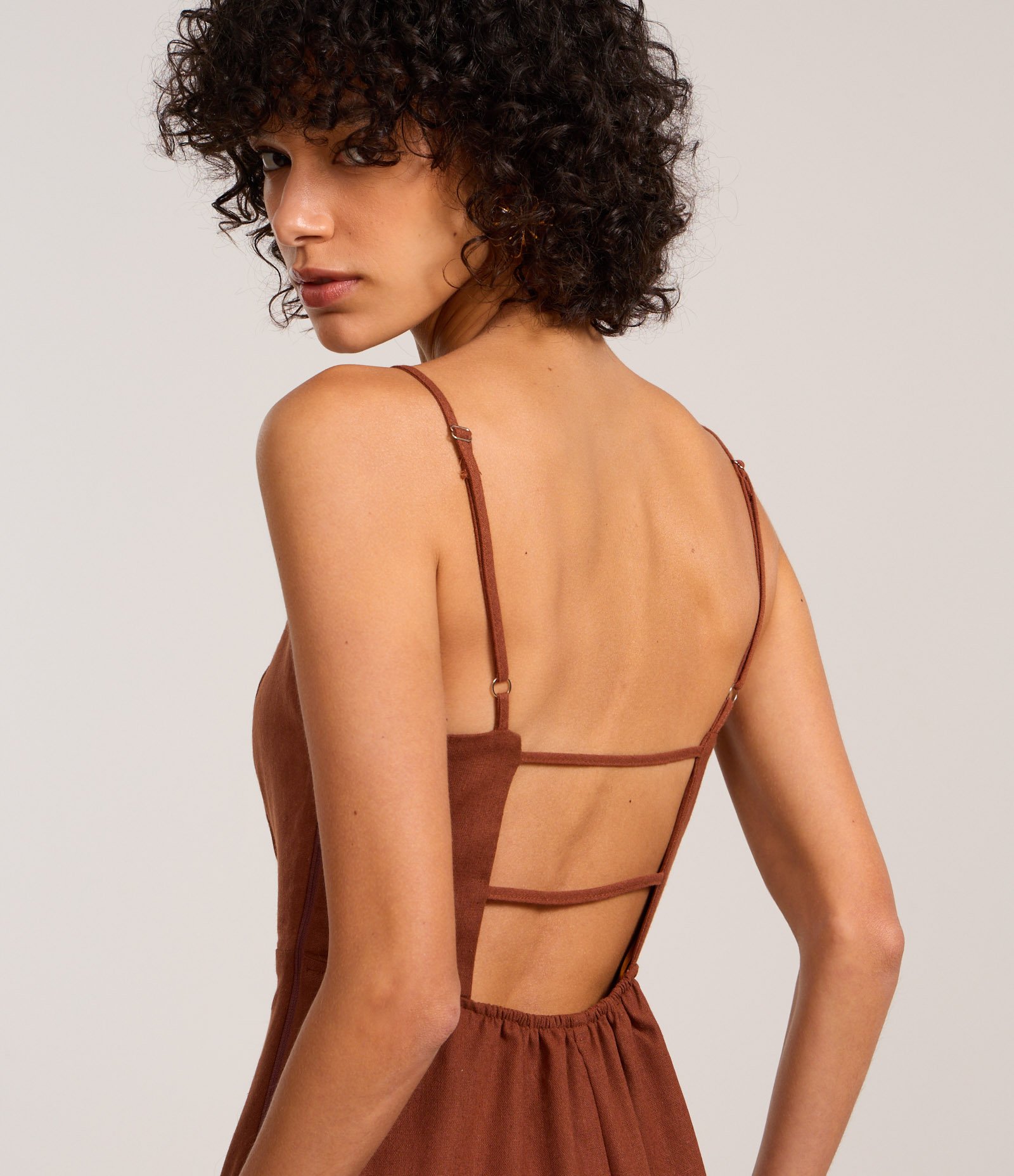 Vestido Longo em Viscose e Linho com Decote Assimétrico Marrom 4