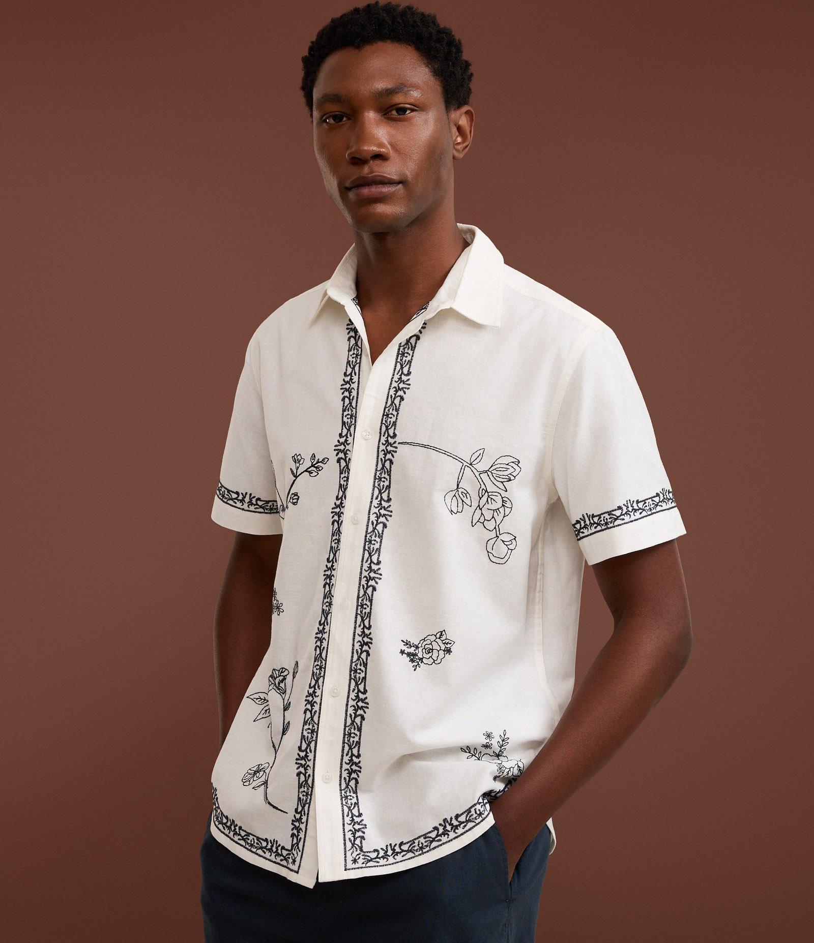 Camisa Comfort em Algodão com Bordado Floral Branco 1