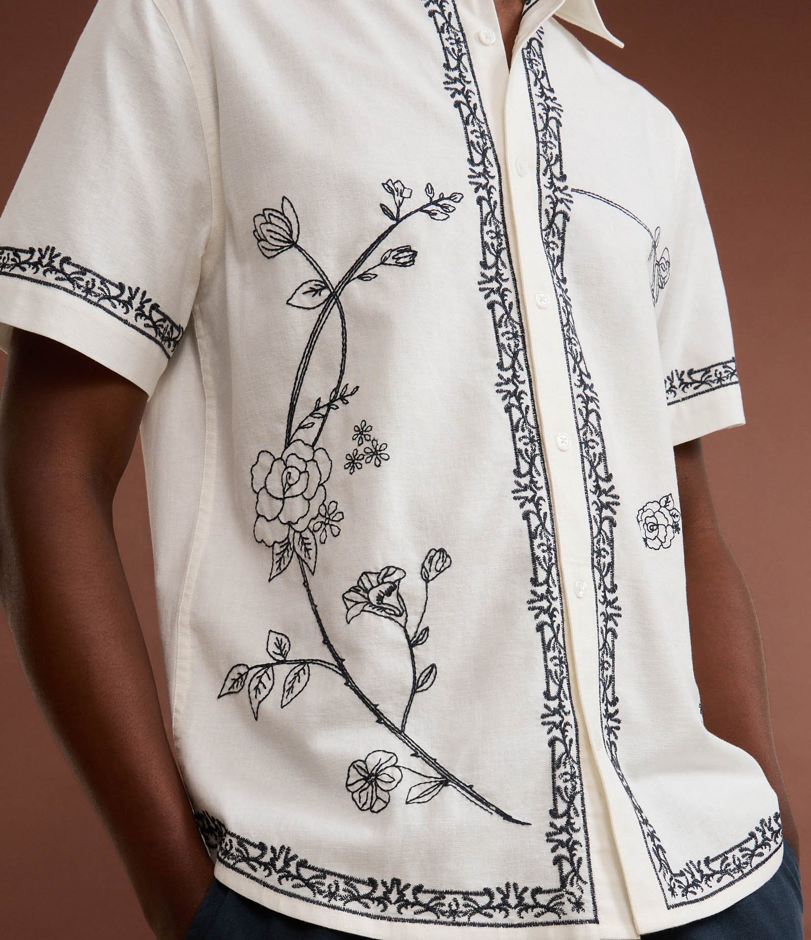 Camisa Comfort em Algodão com Bordado Floral Branco 3