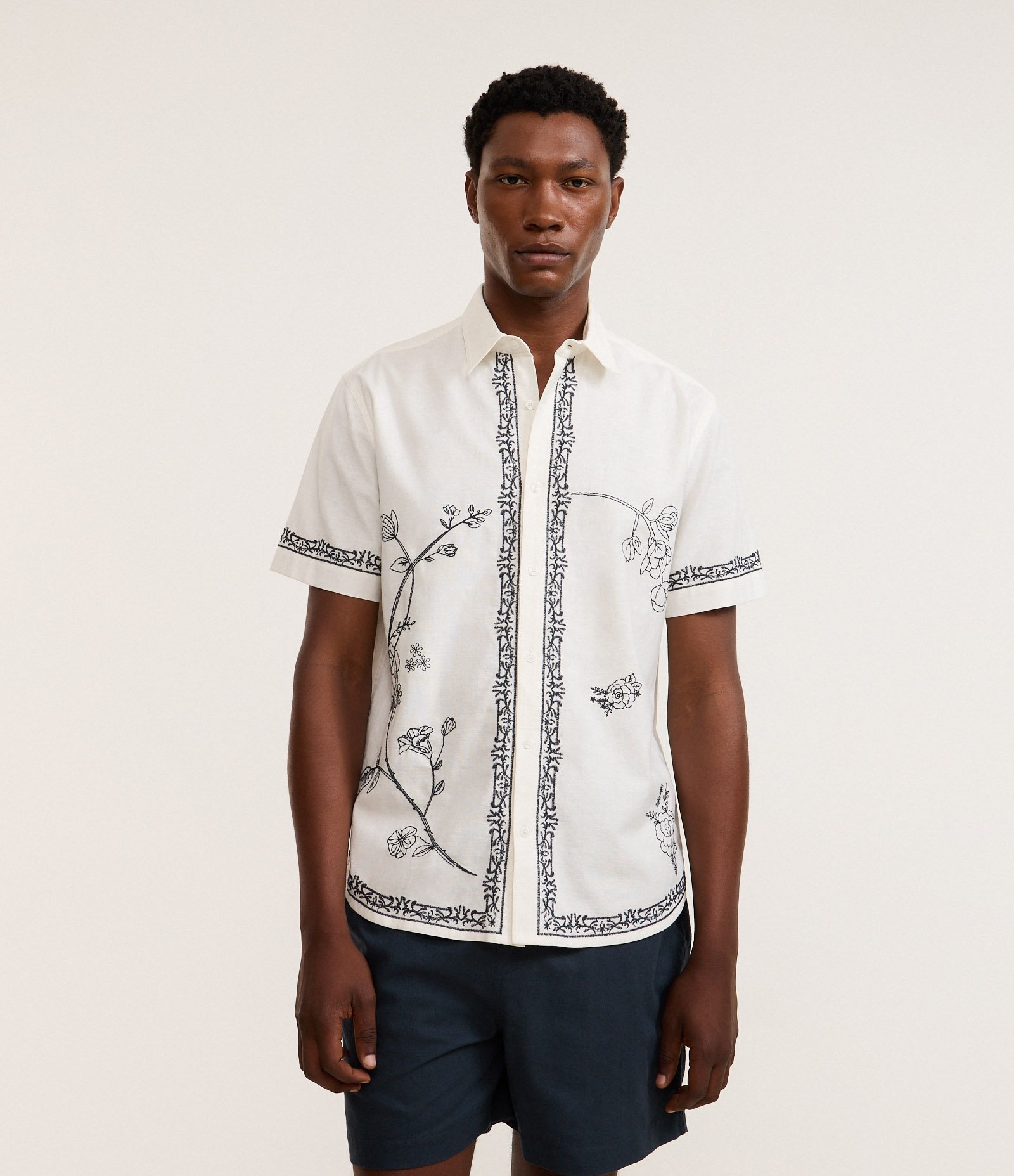 Camisa Comfort em Algodão com Bordado Floral Branco 4