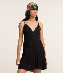 Vestido Texturizado com Detalhes em Renda