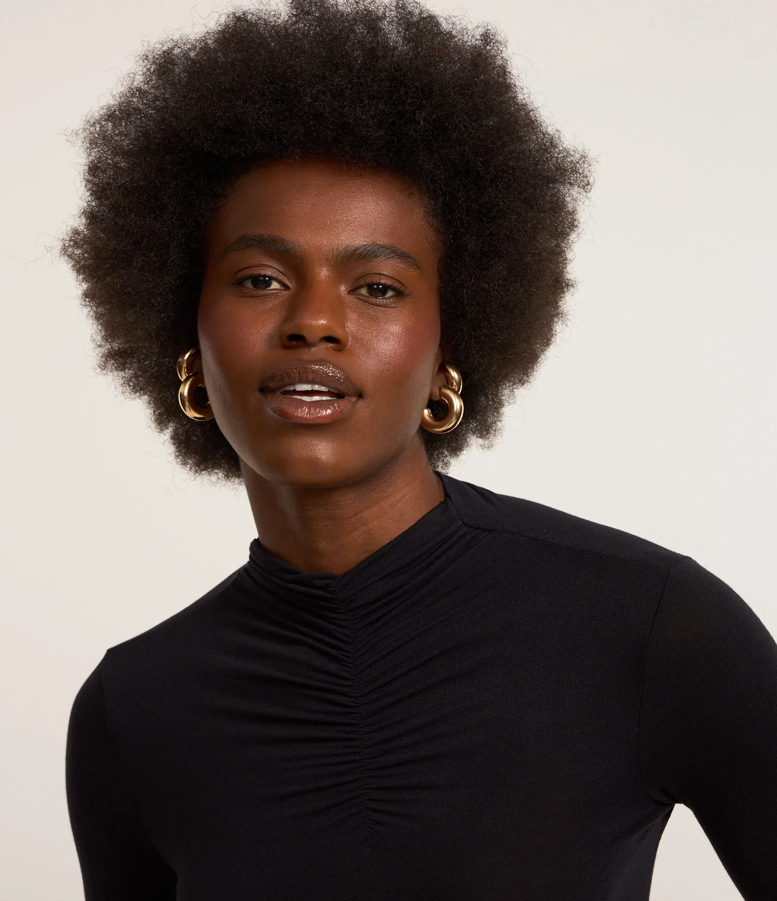 Blusa em Tricô com Gola Alta e Franzido Preto 1