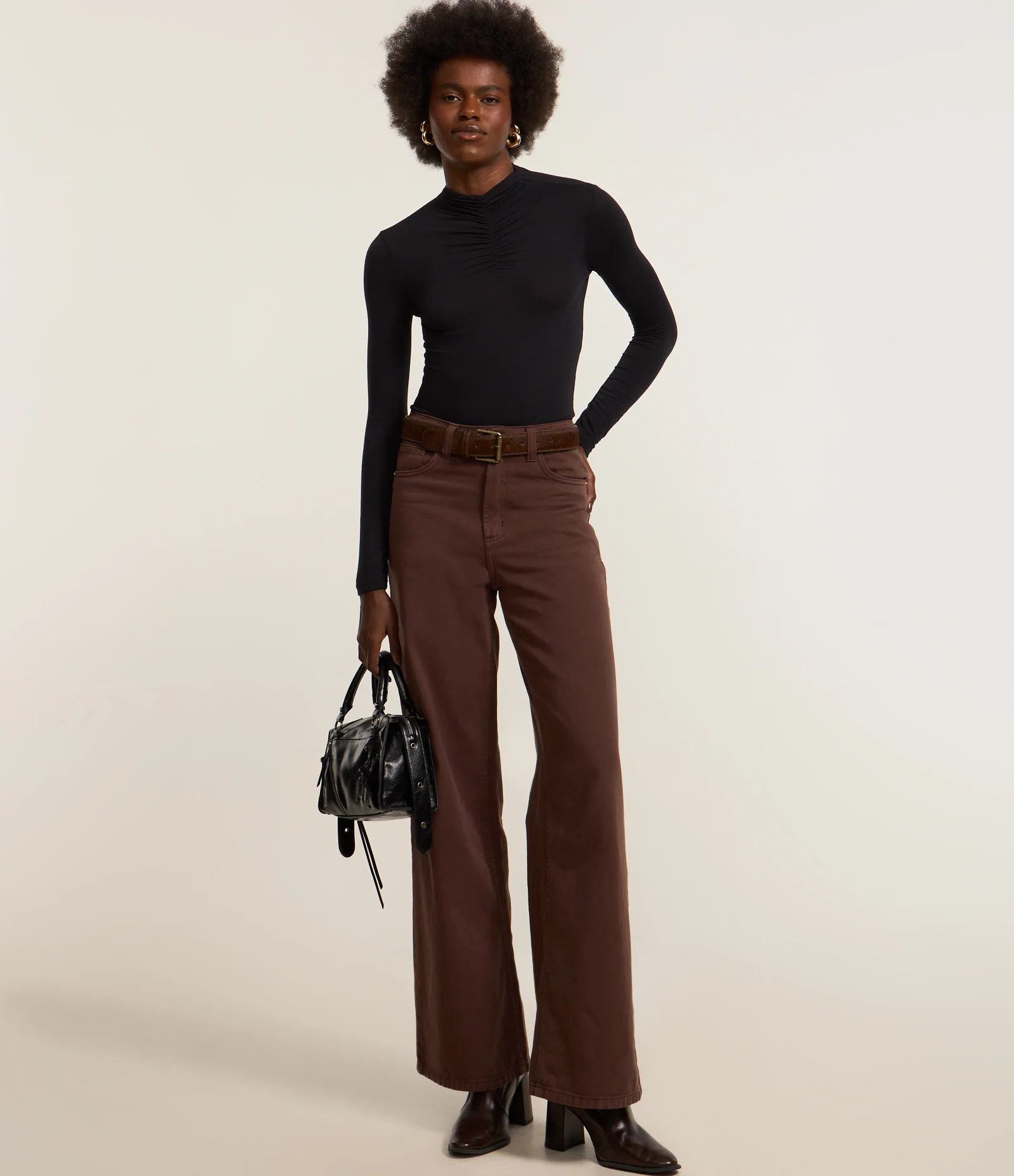 Blusa em Tricô com Gola Alta e Franzido Preto 2