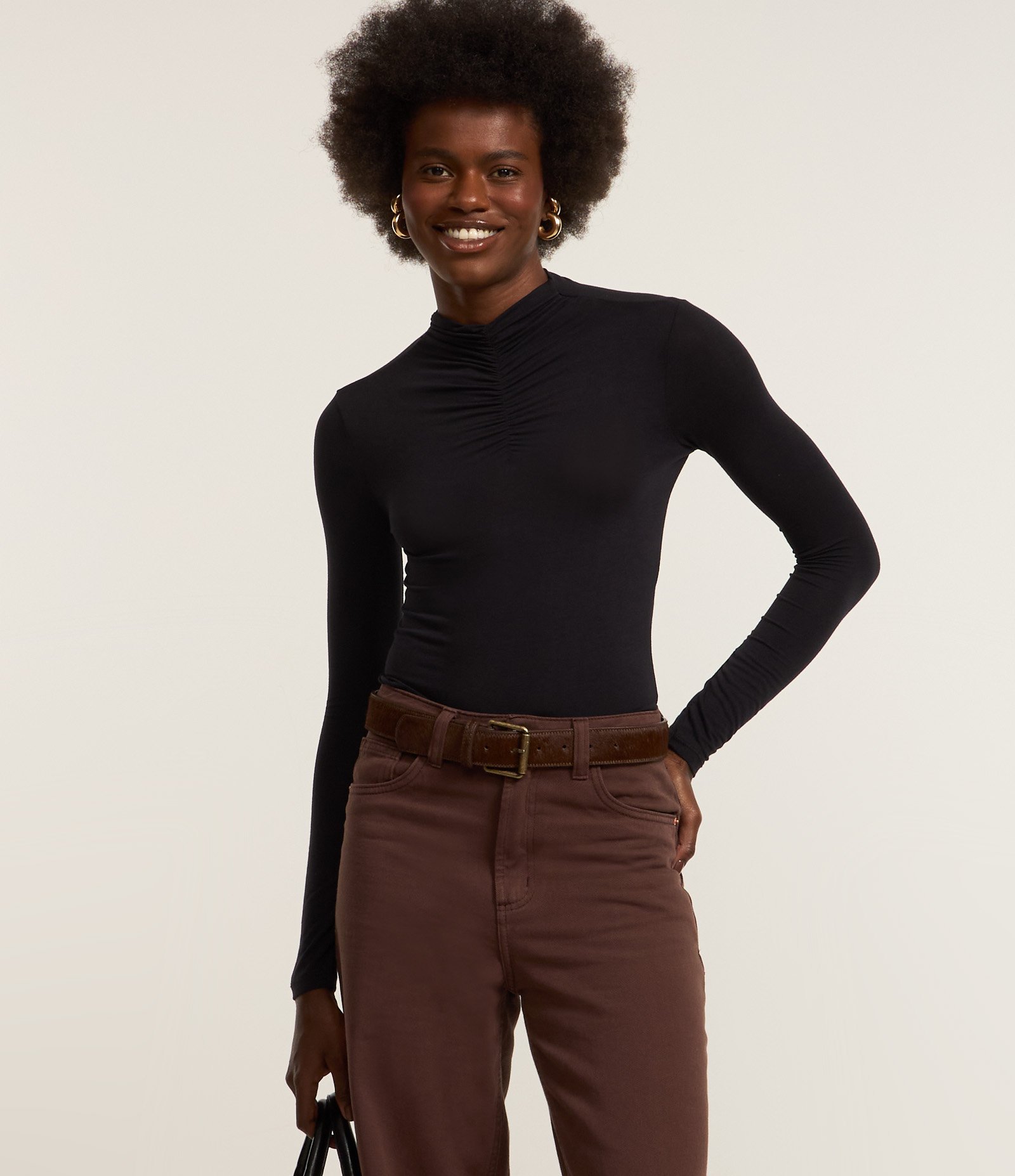 Blusa em Tricô com Gola Alta e Franzido Preto 3