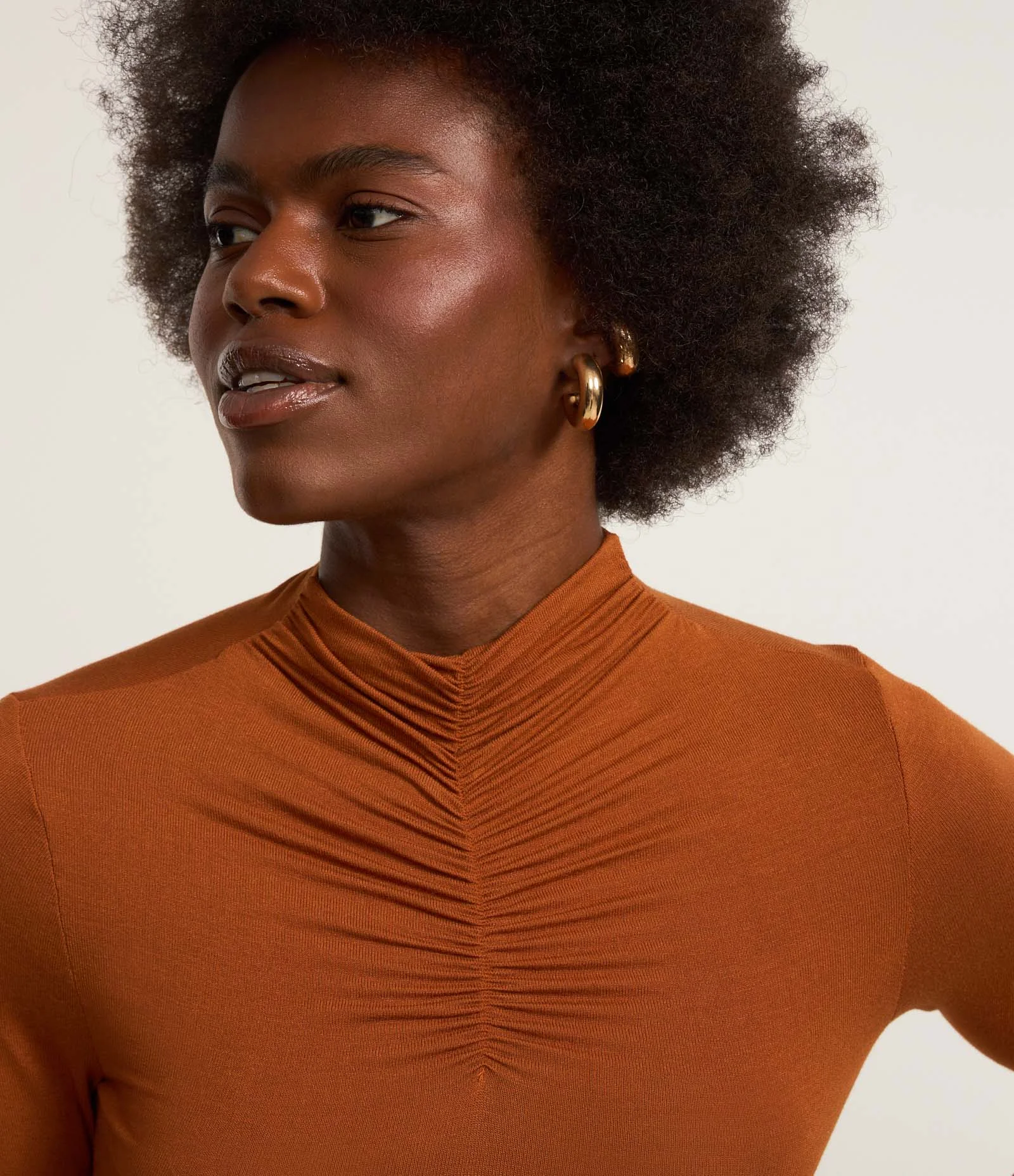 Blusa em Tricô com Gola Alta e Franzido Caramelo 1