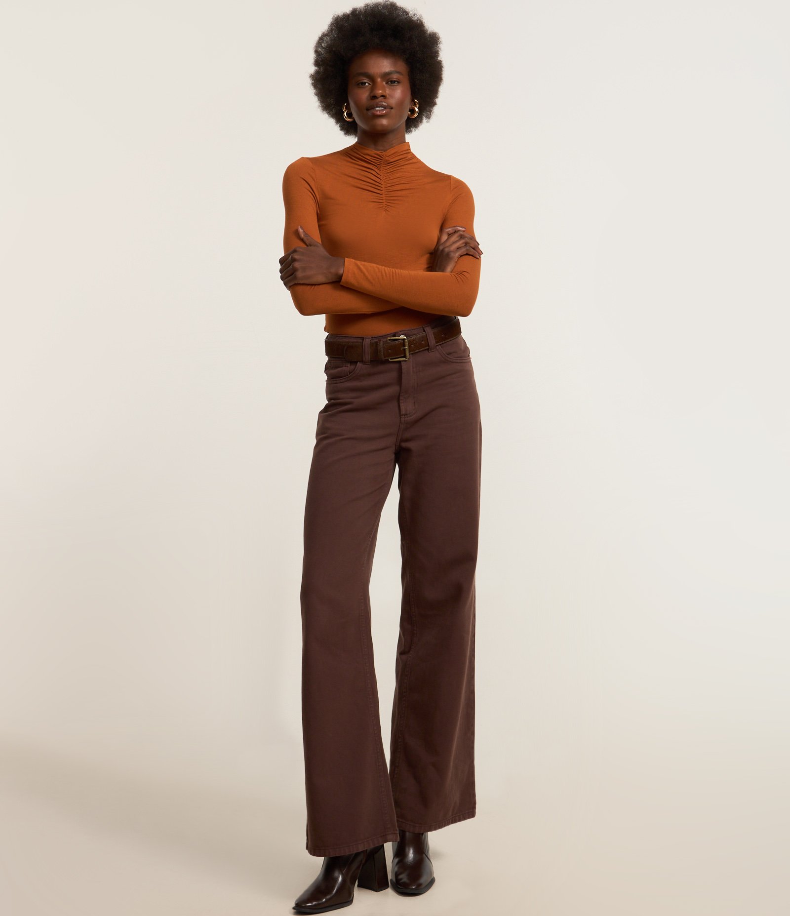 Blusa em Tricô com Gola Alta e Franzido Caramelo 2