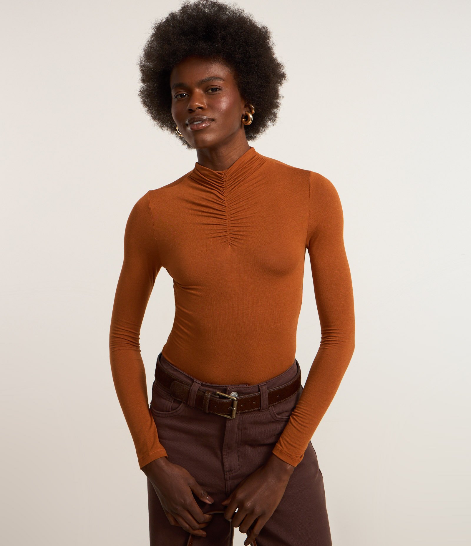 Blusa em Tricô com Gola Alta e Franzido Caramelo 3