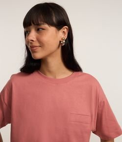 Camiseta Curta em Algodão com Bolsinho e Mangas Largas