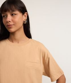 Camiseta Curta em Algodão com Bolsinho e Mangas Largas