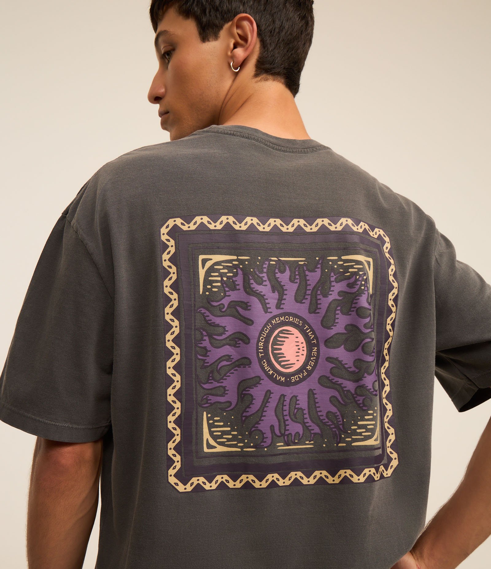Camiseta Relaxed em Algodão com Estampa Étnica e Efeito Estonado Cinza 2