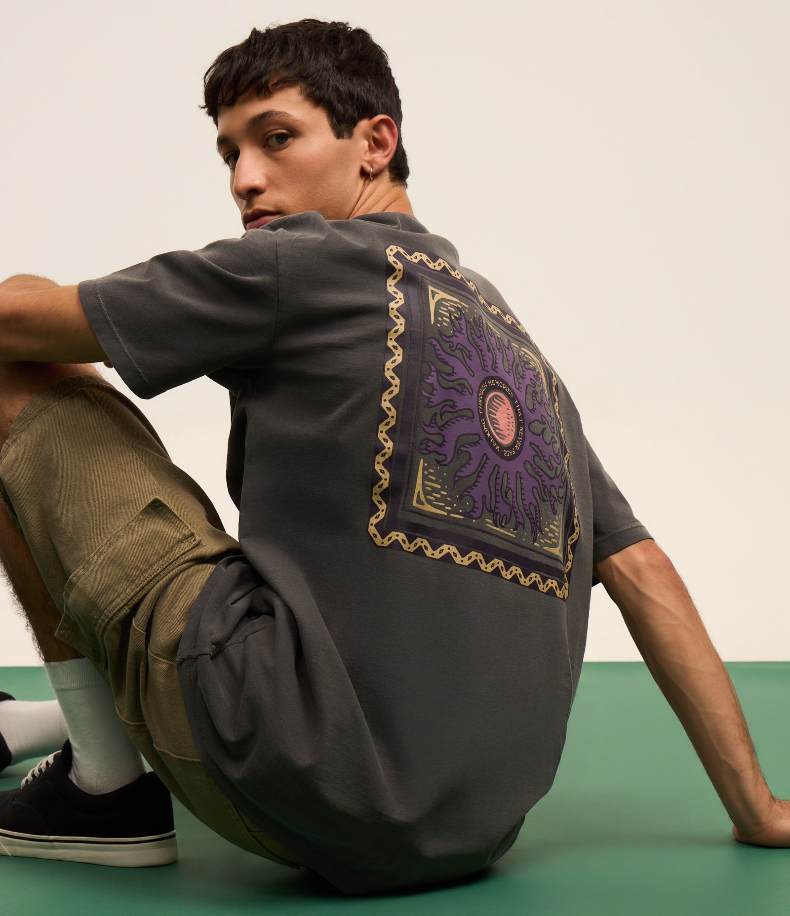 Camiseta Relaxed em Algodão com Estampa Étnica e Efeito Estonado Cinza 5