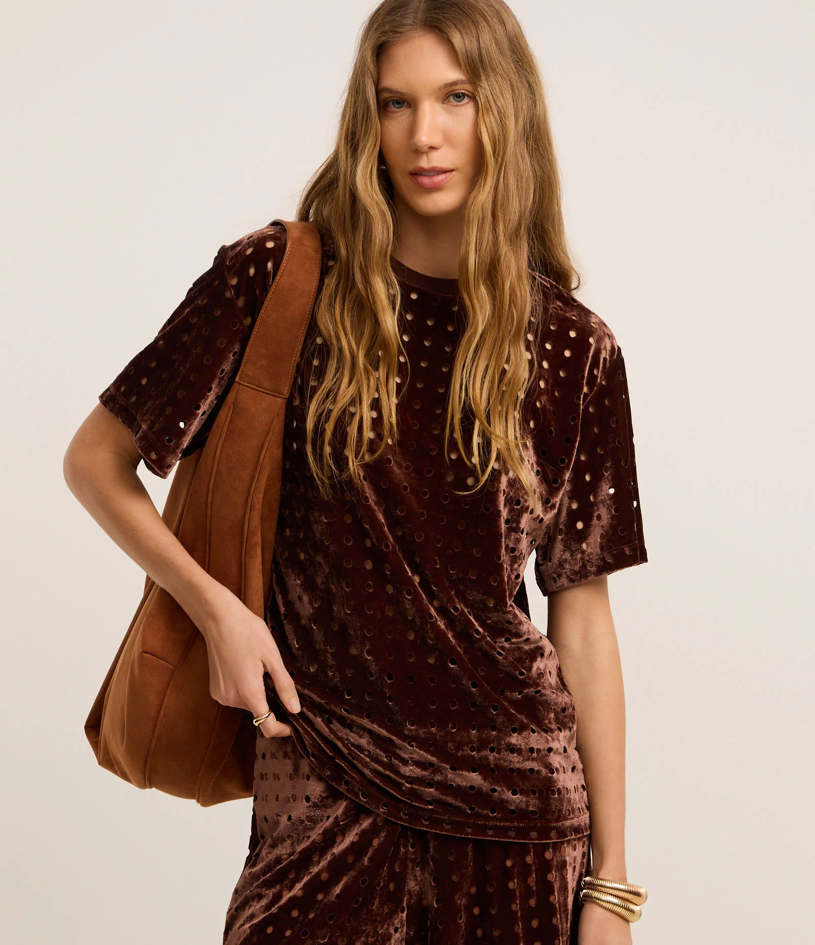 Blusa em Veludo com Gola Redondo e Furinhos Marrom 1