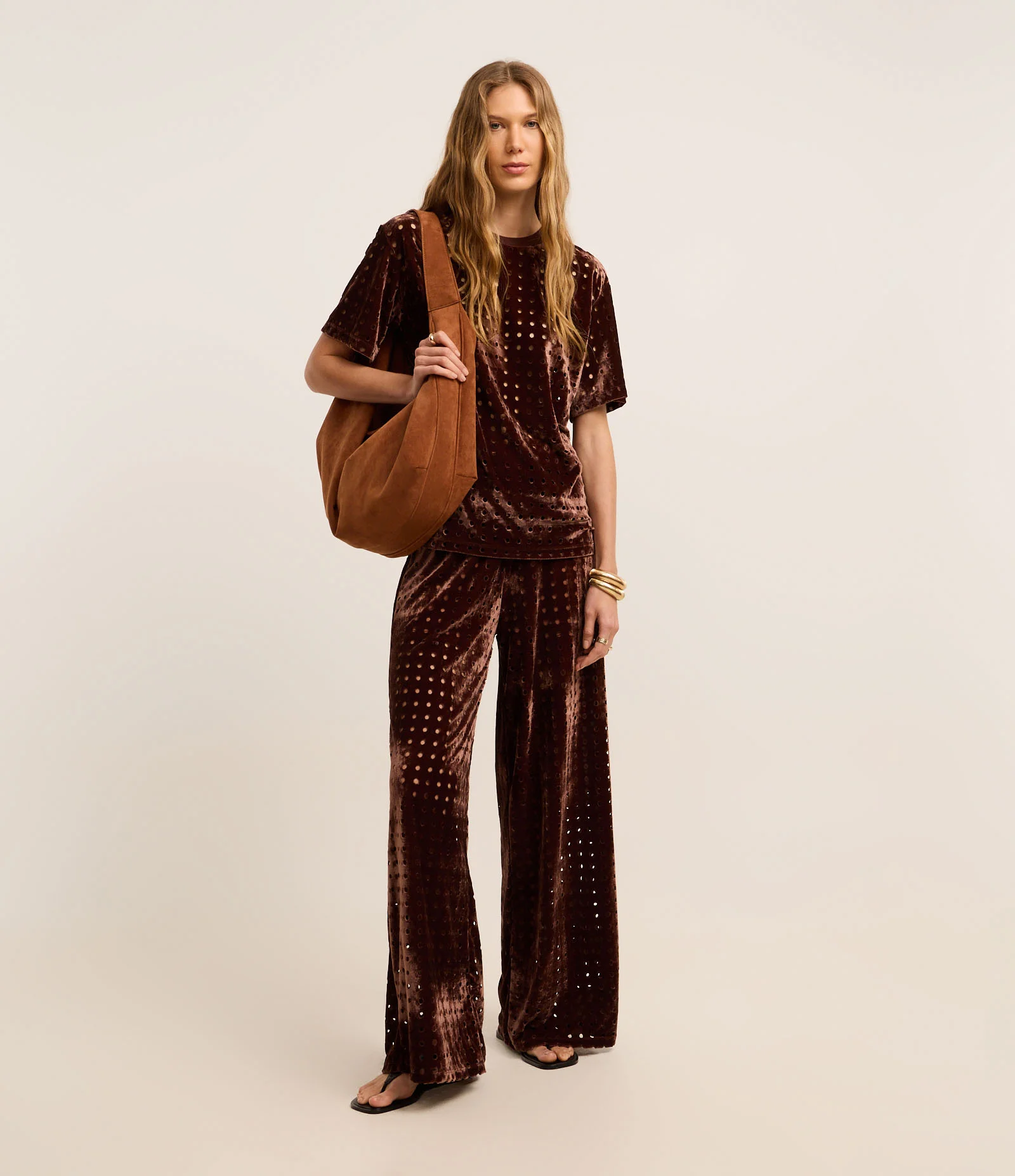 Blusa em Veludo com Gola Redondo e Furinhos Marrom 2